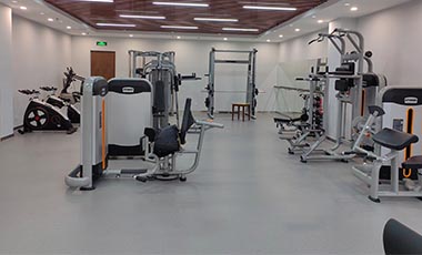 健身房力量區(qū)地膠鋪設(shè)